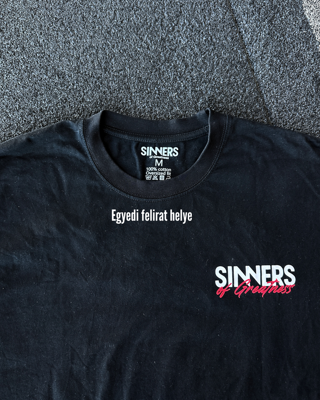 I CAN pumpcover póló SINNERS – közeli felvétel a 3D nyomásról