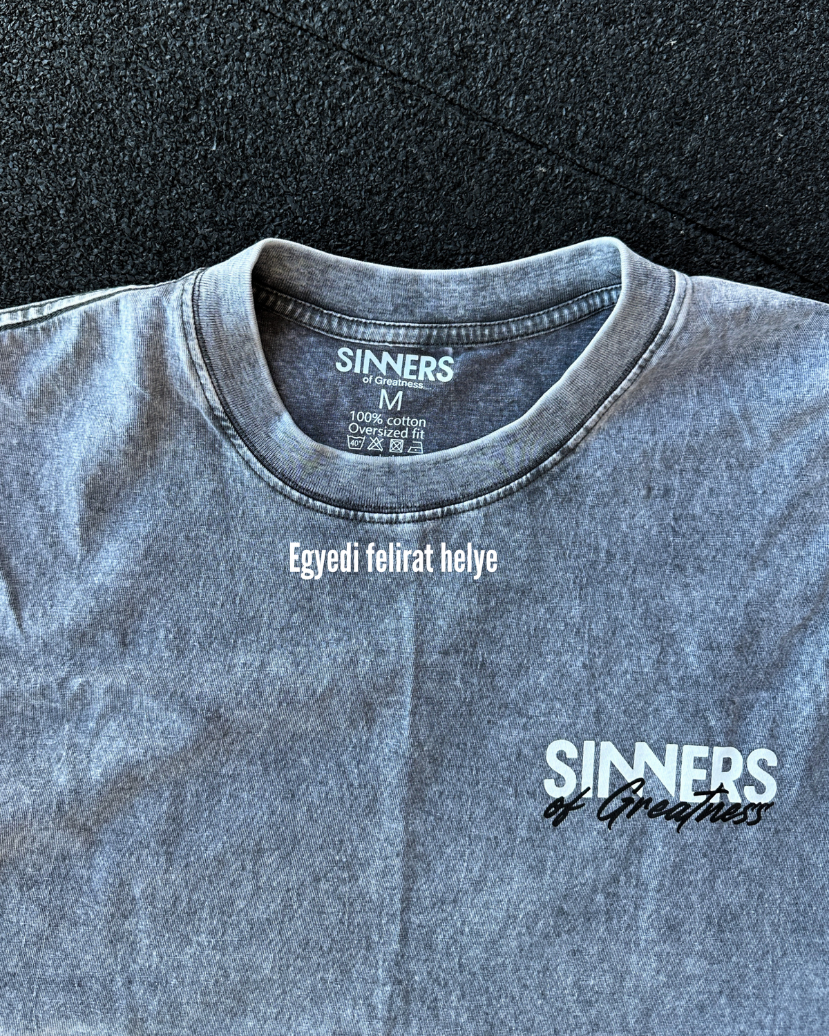 Unbeatable tank top SINNERS – viselés közben